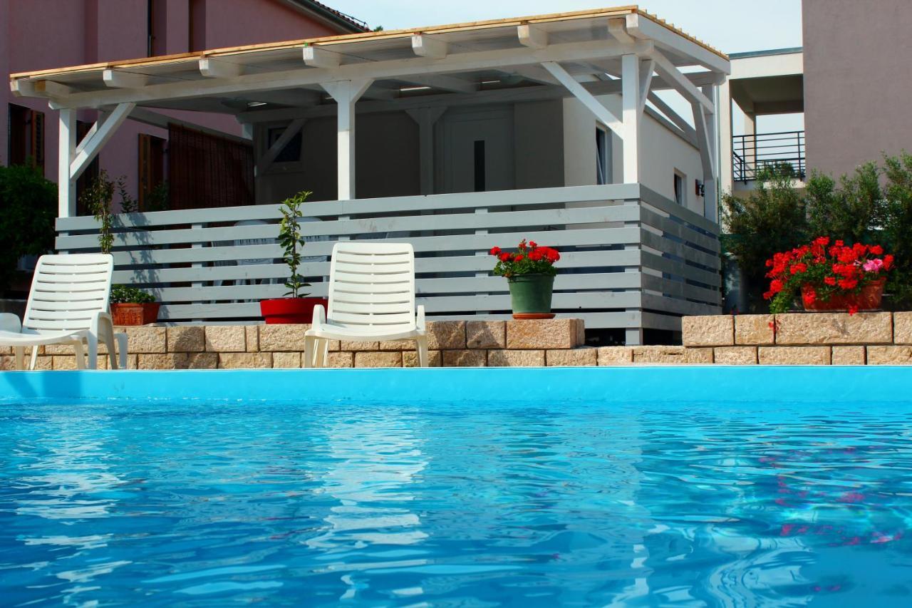 Bungalow Vice With Pool ปาโกชตาเน ภายนอก รูปภาพ