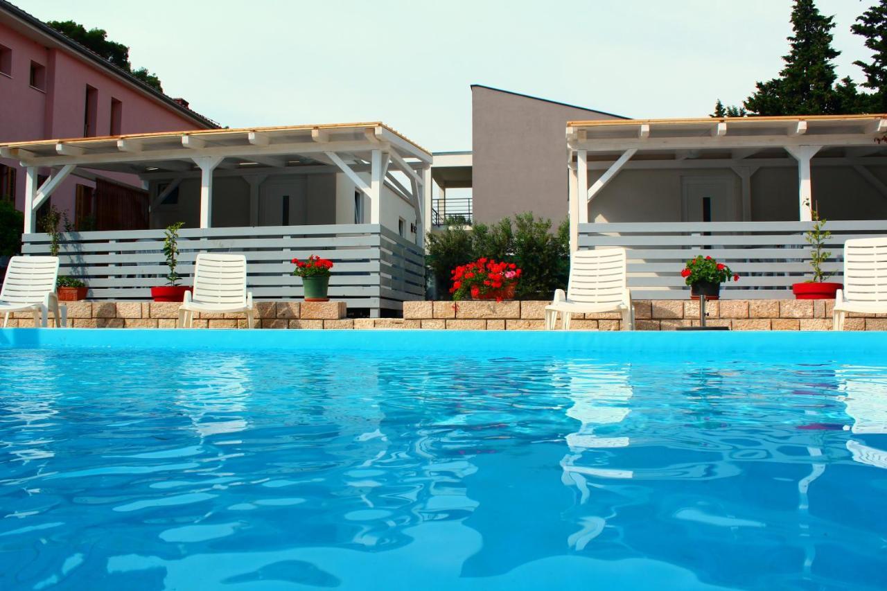 Bungalow Vice With Pool ปาโกชตาเน ภายนอก รูปภาพ
