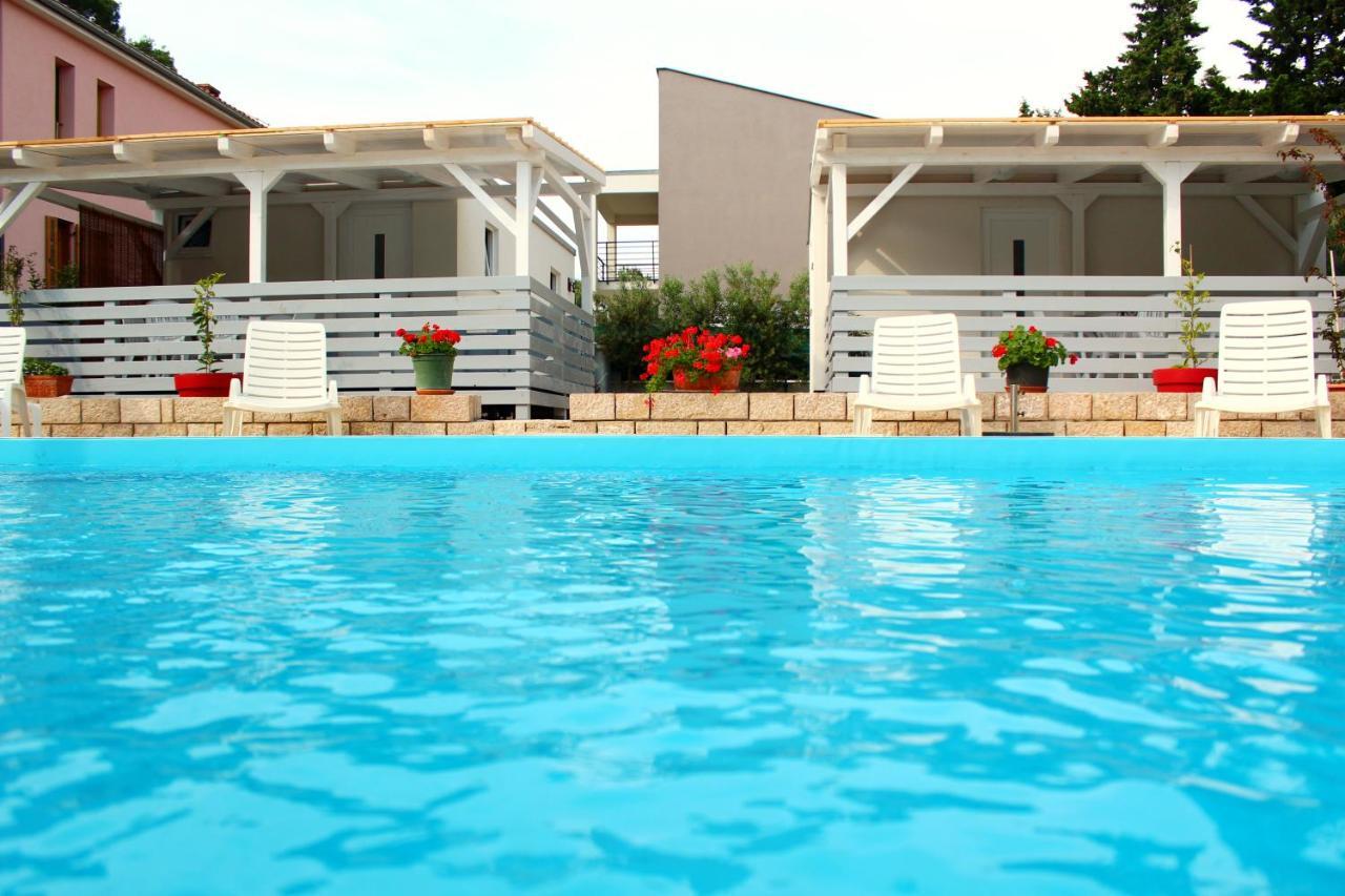 Bungalow Vice With Pool ปาโกชตาเน ภายนอก รูปภาพ